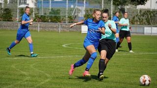 Emma Usler (2.v.l.) war beim 14:2-Erfolg der Viernheimer Fußballerinnen mit drei Treffern die erfolgreichste Torschützin.
