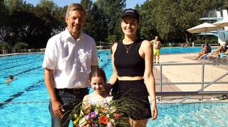 Stefan Schmutz (v. l.) mit den Jubiläumsgästen Lina und Julia Obermeier.