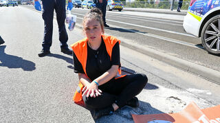 Josephine Balk beklagt, an der Hand verletzt worden zu sein.