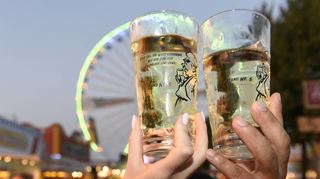 Beim neuntägigen Wurstmarkt 2023 gibt es auch alkoholische Getränke.