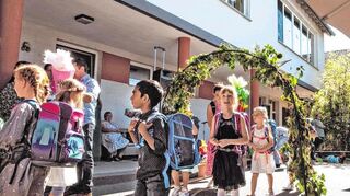 Voller Vorfreude auf ihren neuen Lebensabschnitt betreten die Erstklässler das Schulgebäude der Steinerwaldschule in Nordheim.