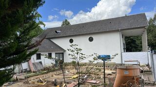 Der Neubau des Abschiednahmeraums auf dem Friedhof in Heddesheim hat im August begonnen, die Fundamente sind schon zu erkennen.
