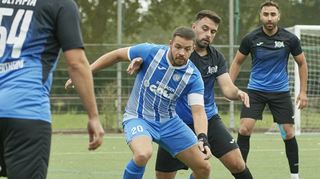 Als Torjäger gefürchtet: Der Bibliser Patrick Wagner schirmt den Ball ab.