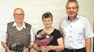 Ortsvorsteher Karl-Heinz Berg (l.) gibt sein Amt als Ortsvorsteher nach zehn Jahren ab. Neben ihm seine Frau Marieta und Bürgermeister Gottfried Störmer.