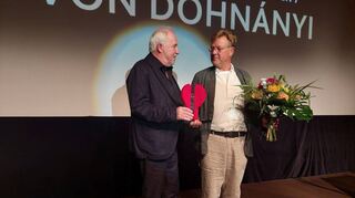 Festivalintendant Michael Kötz (links) überreicht Justus von Dohnányi (rechts) den Preis für Schauspielkunst.