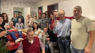 Zu Ehren des Engagement von Klaus Fröhlich (Mitte) lud der Verein Diakonische Hausgemeinschaften zum Sektempfang ein.