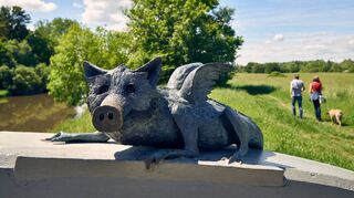Auch die Bronzeplastik des „Frankfurter Grüngürteltieres“, eine Schöpfung des Zeichners und Dichters Robert Gernhardt, ist auf dem Rundwanderweg zu sehen.