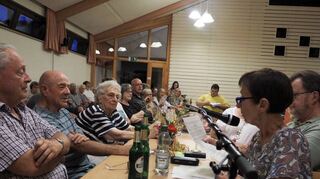 Die Lômbadder Babblerin Käthe Lahr-Bachert (rechts am Mikrofon) stellt fest: „Feschde fejan iss bessa als feschd schaffe!“