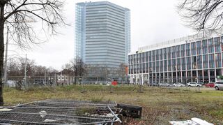 Die Aufnahme des brachliegenden Glücksteinareals nahe des Viktoria-Turms stammt zwar vom Januar, trifft aber noch zu: Bis heute sind keine Bauaktivitäten zu erkennen.