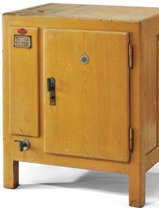Ein „Eisfink“ Eisschrank für Stangeneis aus dem Jahr aus den Beständen vom Technoseum ändert die Vorratshaltung.