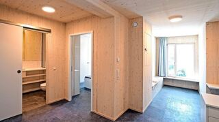 Die Appartements im neuen Studierendenwohnheim in B6 sind mit viel Holz ausgestattet und wirken beim Rundgang einladend hell.
