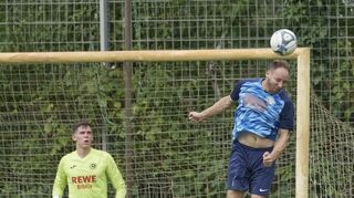 Auch im Derby gegen Eintracht Bürstadt ist wieder voller Einsatz gefragt: Hier entschärft Roy Ruffini (r.) vom FV Biblis die Situation im eigenen Strafraum, sein Torhüter Constantin Morweiser schaut zu.
