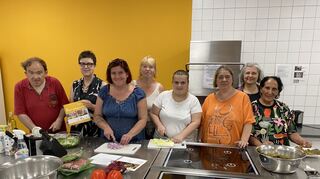 Schnippeln für den Weltalphatag: Matthias (v.l.), Abendakademie-Geschäftsführerin Susanne Deß, Kursleiterin Sabine Batra, Antigona, Alena, Sabine, Helga Hufnagel (Grundbildungszentrum) und Gülüstan.
