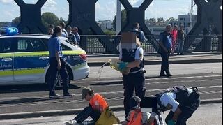 Ein Video des "MM" zeigt den Vorfall auf der Konrad-Adenauer-Brücke am Samstag.