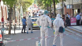 Einsatzkräfte sperren den Tatort in der Innenstadt weiträumig ab.