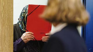Die 73-jährige Angeklagte muss sich wegen versuchten Mordes und gefährlicher Körperverletzung vor dem Landgericht verantworten.
