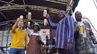 Ein Prosit auf das Altstadtfest! Stefan Schmutz (von links), Mariama Nakouari (Präsidentin des Partnerschaftskommitees) und Präsident Abdou Narsice Gebre (Präsident aus Garango in Burkina Faso).