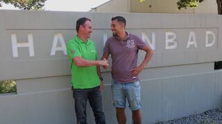 Stabwechsel an der Spitze der Heddesheimer Freizeitbetriebe: Christopher Di Vita (r.) reicht seinem Nachfolger Matthias Heuberger die Hand.