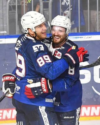 Jordan Murray (rechts, mit David Wolf) ist bekannt für seine gute Fitness.