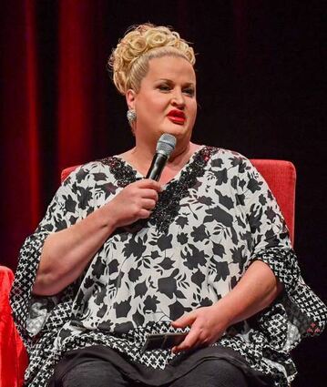 Überzeugt mit Hand- und Mundwerk: Comedienne Daphne de Luxe.