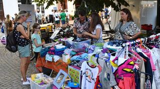 Der Flohmarkt gehört beim Altstadtfest in Ladenburg einfach dazu.