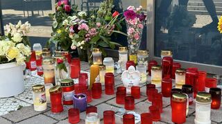 Blumen und Kerzen liegen am Tatort in der Wieslocher Innenstadt. Auch Tage nach der Bluttat sind Trauer und Anteilnahme in der Stadt allgegenwärtig. Ein 33-jähriger Mann war aus dem Psychiatrisches Zentrum Nordbaden geflohen.