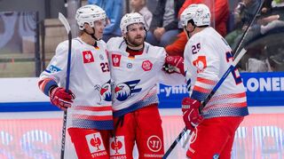 Haben Grund zur Freude: Die Adler-Spieler Jyrki Jokipakka (v.l.), Kris Bennett und Denis Reul bejubeln den Treffer zum 1:0.