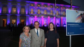 Mannheimer vor dem illuminierten Schloss Bellevue: Bettina Scholl (r.) aus Rheinau-Süd sowie Rainer Schunck aus Wallstadt mit Ehefrau Elke.