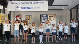 Zum Jubiläum hat sich der Kinderschutzbund einen Kinderchor „geschenkt“ – die Dino-Singers. Sie traten beim Festakt in der Kulturscheune erstmals auf.
