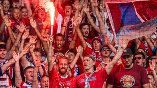 Fußballspieler Marc Schnatterer feierte mit den Heidenheimer Fans.