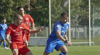 Rheinaus Lenny Schwabe (li.) kommt in dieser Szene gegen Schwetzingens Kevin Roderig nicht an den Ball. Auch sonst hatte Rot-Weiß das Nachsehen.