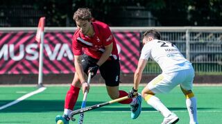 TSVMH-Akteur Alvaro Tello (li.) geht hier in den Zweikampf mit dem Harvestehuder Thomas Habif. Der Mannheimer Bundesligist unterlag mit 0:2.