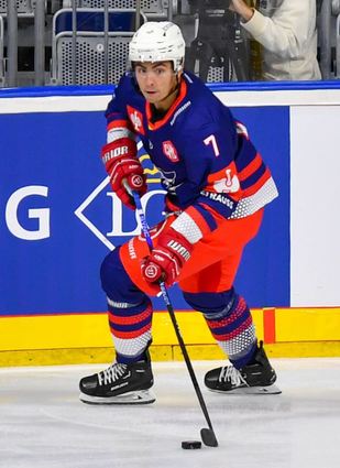 Mit dem Puck am Schläger fühlt sich John Gilmour besonders wohl. Der Kanadier ist ein Verteidiger moderner Prägung.