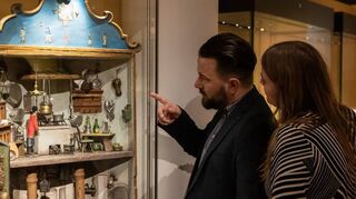 Viele Details zu entdecken: Besucher der Ausstellung „Kinderträume“.