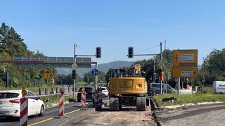 Der Start der dritten Bauphase bei der Fahrbahnsanierung der B38 in Weinheim sorgte am Montag für Staus und Chaos am Abzweig zur Mannheimer Straße.