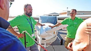 Marcus Weber (l.) und André Aepfelbach schwärmen für den elektrobetriebenen Flugverkehr.