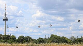 Die Kabinen und Masten der Seilbahn, hier Ã¼ber der Feudenheimer Au, werden noch einige Monate lÃ¤nger die Silhouette Mannheims prÃ¤gen.