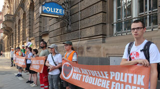 Kundgebung der Letzten Generation zur Polizeigewalt.