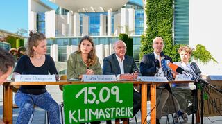 Pressekonferenz von Fridays For Future vor dem Bundeskanzleramt. In der Mitte Klimaaktivistin Luisa Neubauer.