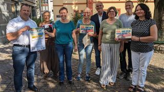 Freuen sich auf die Faire Woche (v.l.): Bürgermeister Achim Weitz, Eva Martin-Schneider (IG Kultur), Klimaschutzbeauftragte Angelika Hornig, Annette Eyckmann (Bücherei), Robert Rodenberg (Karl-Drais-Schule), Tina Kaufmann (VHS), Dierk Rafflewski (Pfarrer) und Simone Styletz (Karl-Drais-Schule).