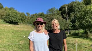 Sylvia Krebaum (l. und Angela Schäffer bieten Wanderungen mit Ziegen und Schafen an.