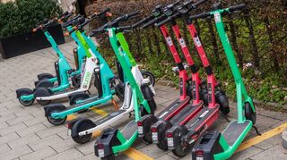 Weniger Probleme und Beschwerden? E-Scooter von verschiedenen Anbietern stehen in der Münchner Innenstadt auf einem neuen markierten Abstellplatz.
