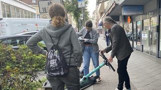 Mitglieder der neue Initiative heben E-Scooter in F 2 auf.