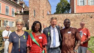 Karola Liebrich (v.l.),  Mariama Nakouari, Bürgermeister Stefan Schmutz und Abdou Narcisse Guiebre.