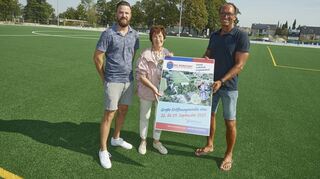 Bürgermeisterin Bärbel Schader stellt mit ihren Mitarbeitern Tim Lux (l.) und Frank Herbert das Plakat zur Eröffnungswoche des Campus vor.