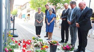 Gedenken am Tatort in Wiesloch: Annette Diemer (v.l.), Pflegedienstleiterin der Forensik im PZN, Christian Oberbauer, Chefarzt der Forensik, Anett Rose-Losert, Geschäftführerin des PZN, Oberbürgermeister Dirk Elkemann, Sozialminister Manfred Lucha, Bürgermeister Ludwig Sauer.