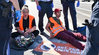 Raúl Semmler (r.) erst kürzlich bei einer Blockade der „Letzten Generation“ auf der Konrad-Adenauer-Brücke zwischen Mannheim und Ludwigshafen.