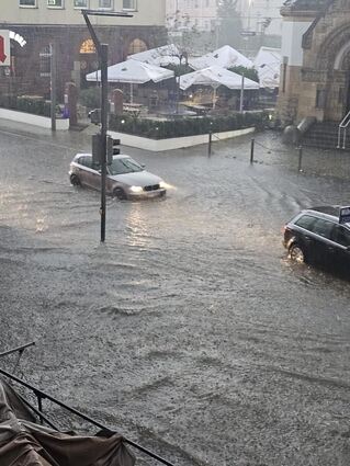 Auf den Straßen von Worms sorgten Starkregen und Hagel für Chaos.