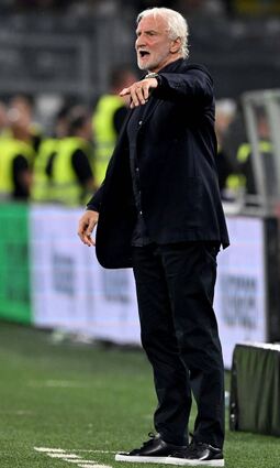 DFB-Teamchef für ein Spiel und schon wieder Publikumsliebling: Rudi Völler zeigte sich erleichtert über den Sieg gegen die Franzosen.