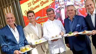 Rolf Balschbach (v.l.), Tom Balschbach, Harald Wohlfahrt, Gregor Spachmann und Stefan Kleiber präsentieren das Fünf-Gang-Gourmetmenü.